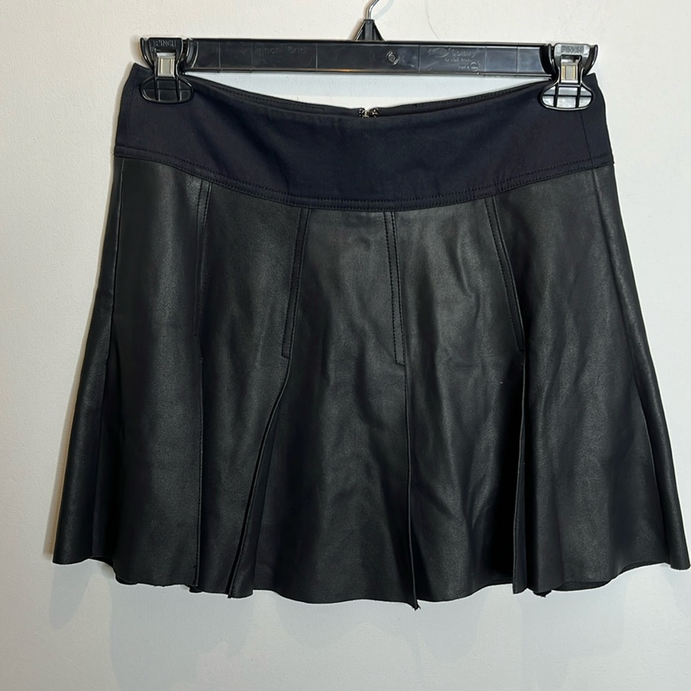 VINCE Genuine Leather Pleated Skirt w/ pockets Sz 2‎